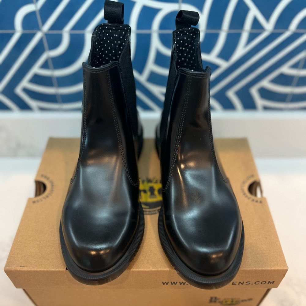 Dr. Martens- Flora Chelsea Black Polished Smooth